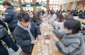 老师与学生共享美味饺子，暖心交流佳肴飘香