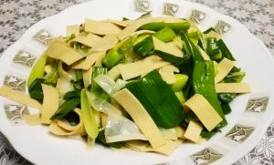 爆炒百叶的家常做法_北京清真脆嫩香菜味