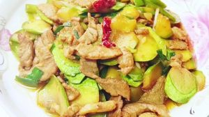 肉炒角瓜的家常做法_腌角瓜肉片，加盐炒制鲜香可口