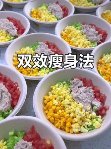 男生女生一起努力，通过运动美食双管齐下，打造健康体魄！