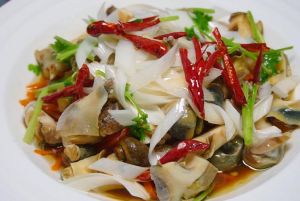 葱油螺片家常做法_新鲜海螺切片烫后淋蒸鱼豉油，葱姜丝上锅热油激发香