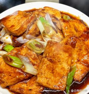 大葱烧豆腐正宗做法大全_掌握切葱调汁煎豆腐，家常菜也能香浓可口