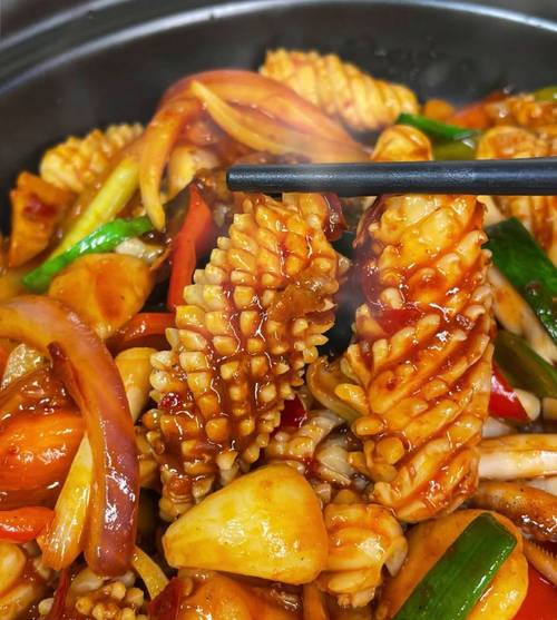 炒鲜鱿鱼的家常做法_去内脏切花刀，配菜青椒红椒，腌制入味快炒美味！