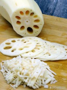 莲菜做凉菜焯水几分钟_焯水+冰泡+醋防黑
