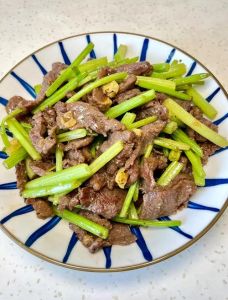 爆炒牛肉要焯水吗_爆炒牛肉不焯水？腌好就快炒！