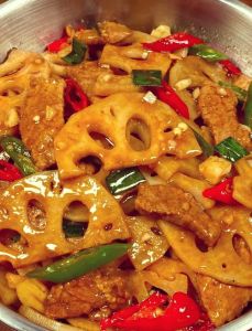藕片炒肉丝需要焯水吗_藕片炒肉丝要焯水防发黑，切好肉丝小火煸香加调料