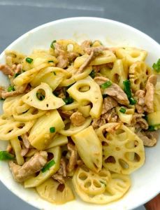 莲藕炒肉要焯水吗_焯水去淀粉防发黑，去皮更佳可保留，炒制时间看片厚