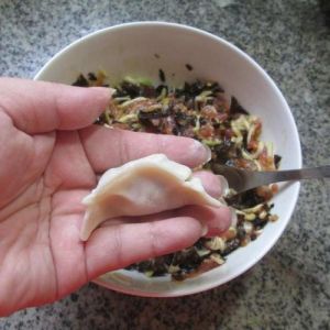 木耳做饺子馅需要焯水吗_秋吃木耳饺子，鲜木耳要焯水，脆爽可口！