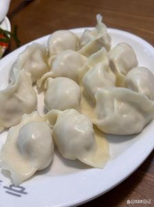西芹做饺子馅用不用热水焯_芹菜包饺子要不要焯水？口感营养看喜好