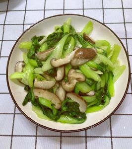 青菜炒蘑菇蘑菇要不要焯水_青菜炒蘑菇要不要焯水？看情况！