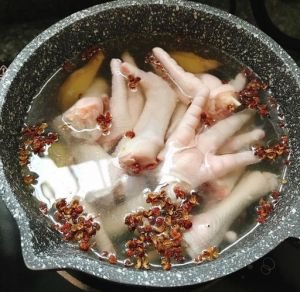 鸡爪焯水一般几分钟_鸡爪焯水5分钟保弹性，凉拌腌制4小时入味