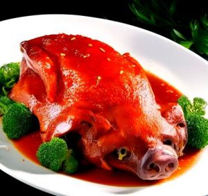 烀猪头的家常做法_家常猪头肉制作教程