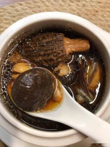 黑蒜炖鸡汤的做法大全_尝尝黑蒜炖鸡汤，解蒜味尴尬，营养又美味！