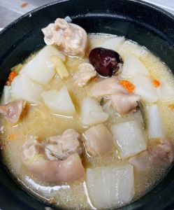 蹄包肉炖汤的做法大全家常_清洗焯水煎增香，调味炖成肉丸美！