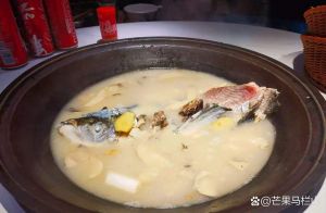 铁锅炖江鲤鱼的家常做法_黑龙江冬夜炖江鲤，暖心暖胃的家常美味