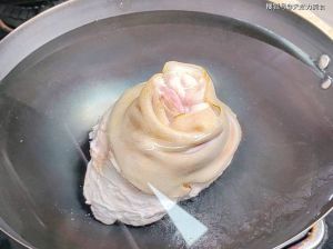 白水肘子的制作方法_腌猪肘入味食谱，焯水慢炖佳肴