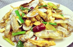 海蛏子肉的家常做法_大蛏子葱姜蒜爆炒，鲜美下酒的家常菜