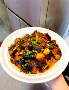 蒜籽烧黄鳝的做法_去鳞放血，姜去腥，防油溅，熟透即成