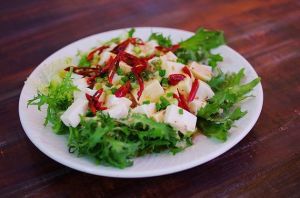 苦麻菜拌豆腐的家常做法_山东苦麻菜炒豆腐，清爽鲜美简单做