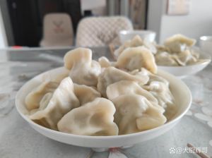 用芹菜包饺子用不用焯水_芹菜焯水营养看？鲜嫩做馅好，口感软糯宜老幼
