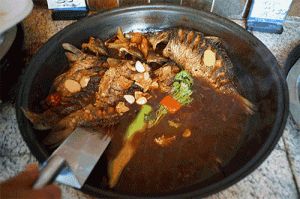 《惩戒小镇》作者铁锅炖自己21：铁锅炖菜的家常做法、食材搭配与鲜香秘诀详解