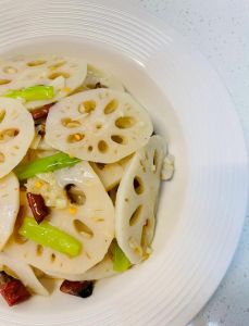 藕片凉拌要焯水吗_焯藕防黑调味封油，爽脆开胃！