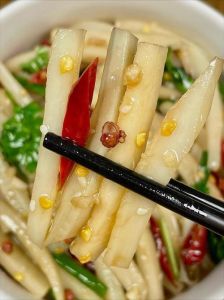 莲藕焯水后用不用过凉水_莲藕过凉水保脆白，木耳快烫才爽滑，槐花用途不同处理法