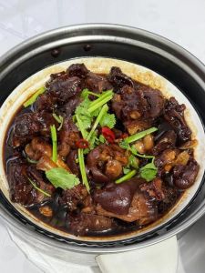 清蒸蹄髈的家常做法_肥瘦均匀选好料，姜片花椒调味佳