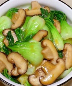 青菜炒蘑菇焯水吗_炒蘑菇要不要焯水？菠菜蘑菇同炒技巧