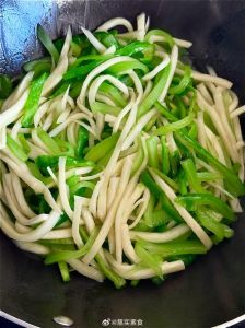炒茭白丝做法大全家常_5种美味茭白做法，香辣油焖鱼香，简单家常！