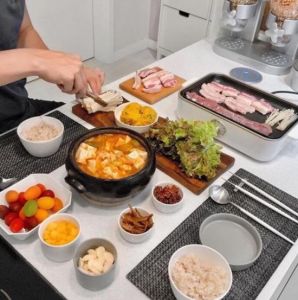 韩国小夫妻厨房秀恩爱：一餐一菜里的甜蜜日常，探寻韩式家常美食文化与烟火相伴的温暖滋味