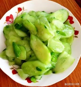 素炒黄瓜片正宗做法_带刺顶花黄瓜快炒，脆嫩下饭！