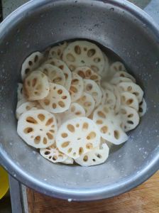 藕焯水为什么会变黑_莲藕变黑不用怕，泡醋煮熟都不坏！