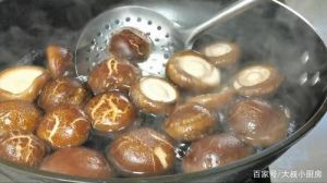 香菇肉馅里的香菇需要焯水吗_香菇肉馅焯水吗？营养与风味的权衡