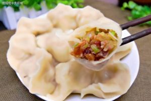怎样调猪肉萝卜饺子馅_泡花椒增香，挤萝卜水添爽，酸汤提鲜更美味！