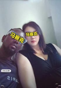 女子出轨黑人教练丈夫遭反杀：从一桌家常菜看事件背后的情感冲突与文化差异
