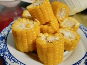 玉米几分钟可以蒸熟_甜糯玉米不同时，冷水加盐焖更香甜！