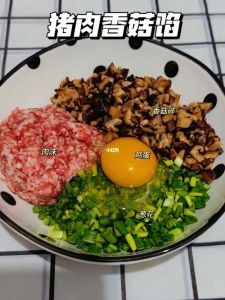 香菇猪肉馅饺子要不要焯水_鲜香菇快洗加盐泡，干香菇泡发后焯水去涩，肉馅腌制加调料葱油蛋，和面擀皮煮饺有讲究