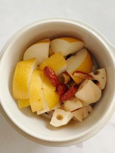 藕块焯水一分钟能熟吗_莲藕发黑？焯水加盐防氧化！