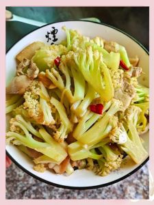菜花炒肉要不要焯水_焯水技巧，家常美味