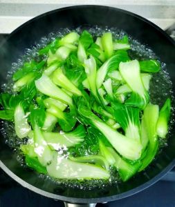 炒芥菜要不要焯水_春季芥菜梗，营养脆嫩易炒