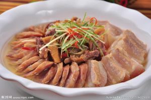 腊板鹅的做法大全家常_腊板鹅解咸焖煮配胡萝卜，风味绝佳