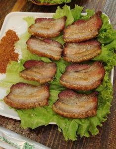 丽江腌制腊排骨腊猪脚的做法_丽江腊排骨火锅，土猪风干，鲜美不腻