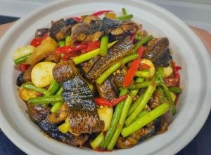 蒜子烧黄鳝的做法_清洗鳝鱼，葱姜料酒去腥，控制油温炸金黄，收汁注意火候