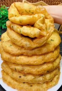 葱花油饼的家常做法_香酥可口，传统与创新的美味融合