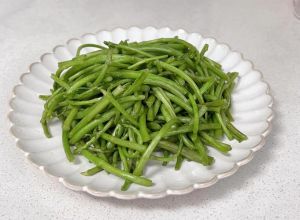 芦蒿叶子的5种简单做法_脆嫩清香芦蒿，营养美味家常菜！