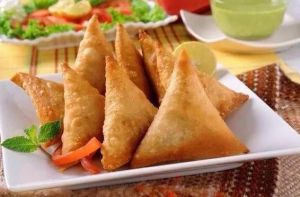 炸三角面块的做法大全_炸三角做法多，香酥美味易学！