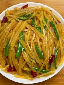 咸蛋黄炒土豆丝的家常做法_咸蛋黄炒土豆丝，爽脆营养做法全解析