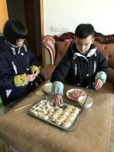 我和哥哥第一次在厕所包饺子：一顿特殊饺子背后的家庭记忆与浓浓年味故事