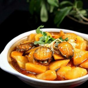 鲍鱼炖土豆做法图片版_鲍鱼排骨炖土豆，年夜饭营养美味菜